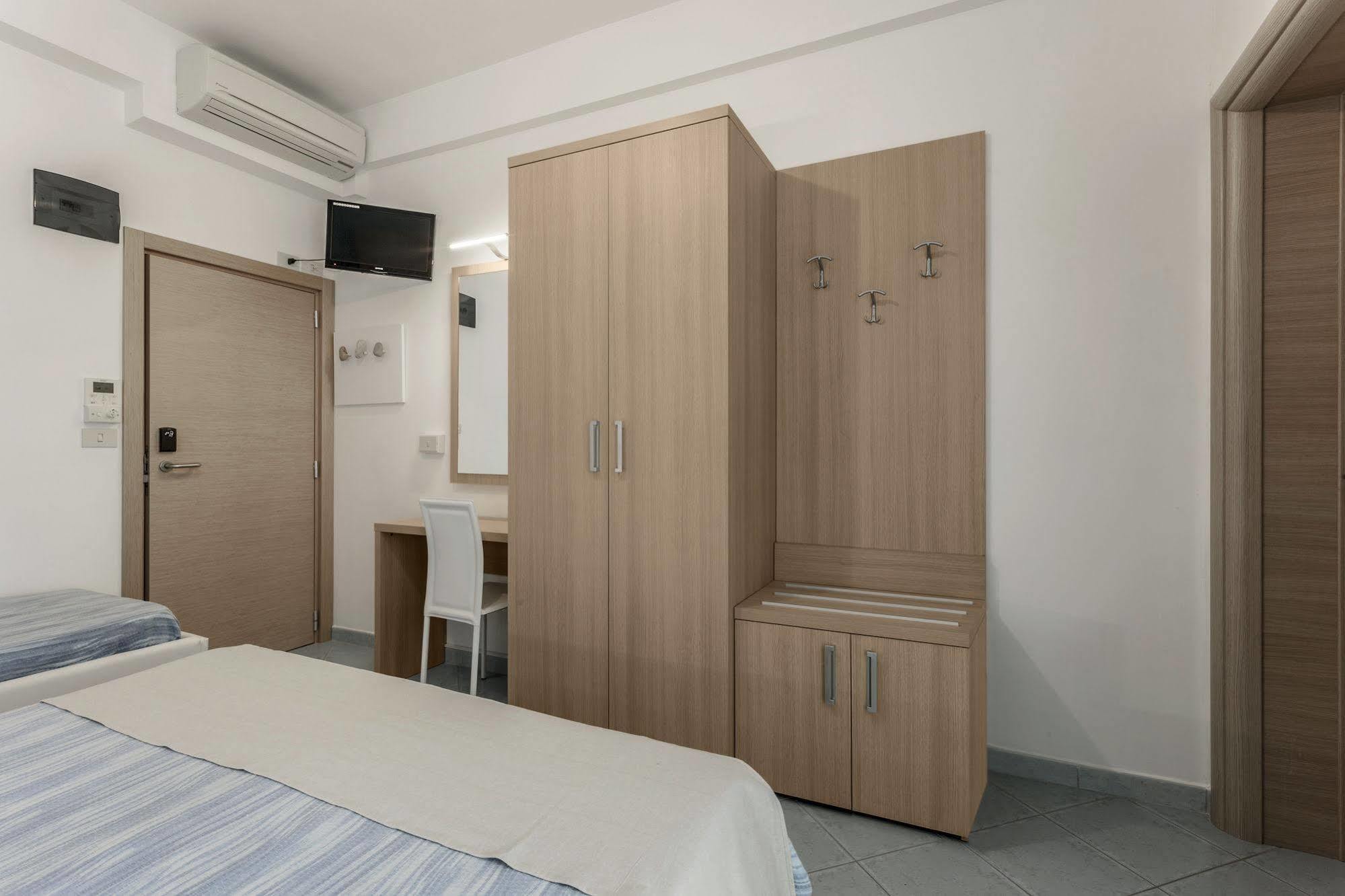 Hotel Esperia كاتوليكا المظهر الخارجي الصورة